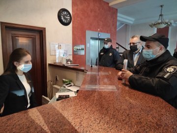 Другий день перевірок у «червоній зоні»: як у готелях та торгових центрах Луцька дотримуються протиепідемічних заходів 