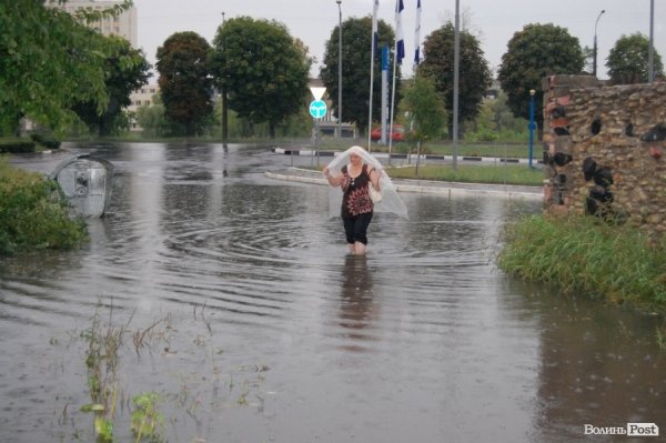 У Луцьку не вщухає стихія. ФОТО. ВІДЕО