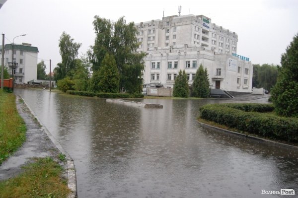 У Луцьку не вщухає стихія. ФОТО. ВІДЕО
