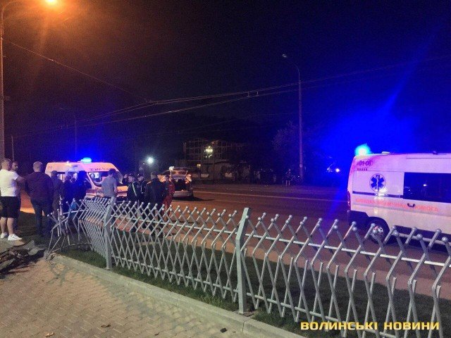 Не ввімкнув фари: біля Луцька Opel зіткнувся з Skoda та влетів у паркан. ФОТО