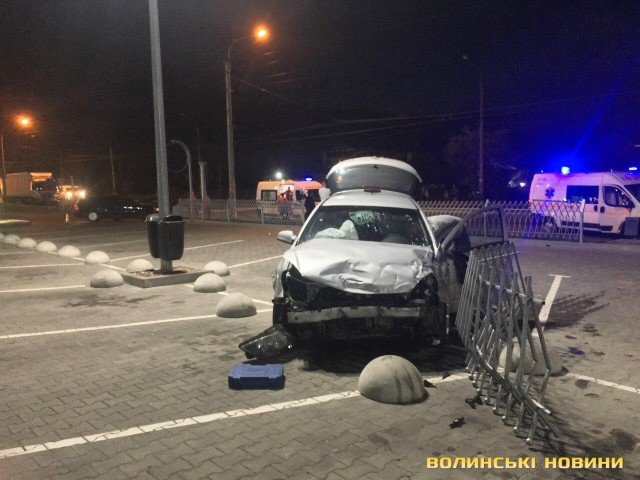 Не ввімкнув фари: біля Луцька Opel зіткнувся з Skoda та влетів у паркан. ФОТО