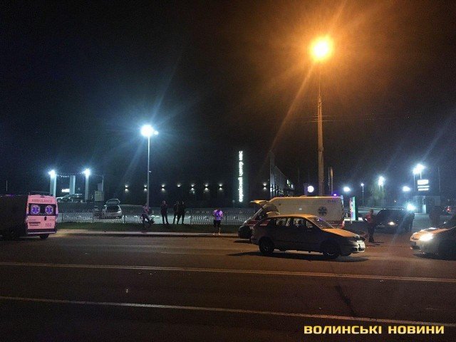 Не ввімкнув фари: біля Луцька Opel зіткнувся з Skoda та влетів у паркан. ФОТО