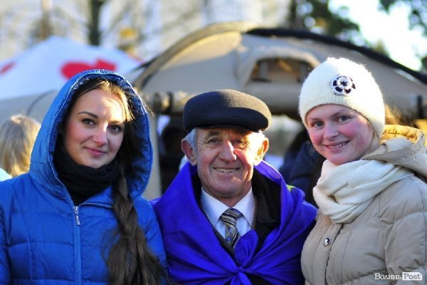 Любов на луцькому Євромайдані. ФОТО