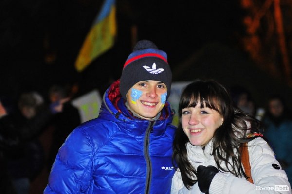 Любов на луцькому Євромайдані. ФОТО