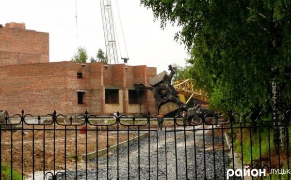 У Луцьку поблизу церкви завалився кран. ФОТО