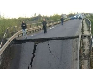 Рух через аварійний міст на дорозі Луцьк-Львів відновлюють