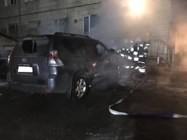 У Рівному спалили позашляховик з кримськими номерами. ФОТО