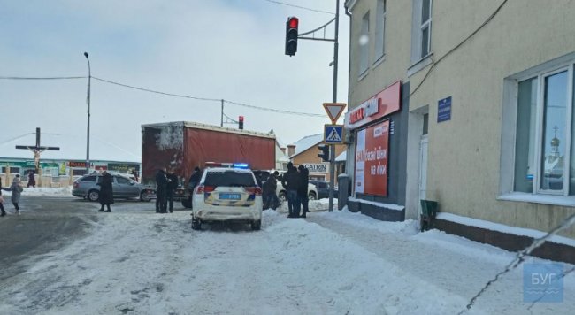 На Волині – аварія за участю вантажівки та кросовера. ФОТО