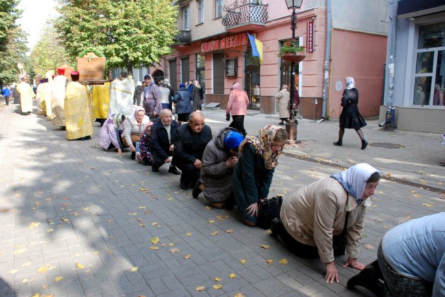 Хресний хід УПЦ МП у Луцьку показали з висоти. ВІДЕО