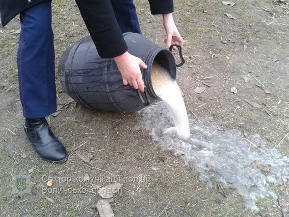 У волинян знайшли самогон і брагу