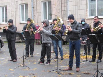 На Рівненщині оркестр зіграв під стінами лікарні, щоб підтримати медиків. ФОТО. ВІДЕО