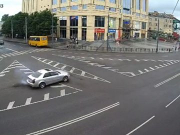 У Луцьку біля ЦУМу водій дрифтував на автомобілі Cadillac. ВІДЕО