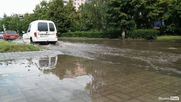Наслідки шквальної зливи у Луцьку. ФОТО. ВІДЕО