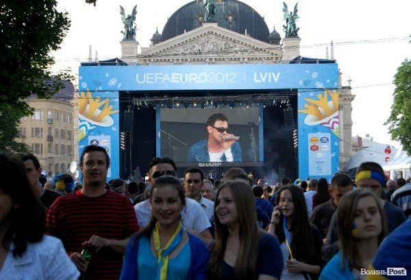 Як у Львові вболівали за Україну в матчі з Францією. ФОТО