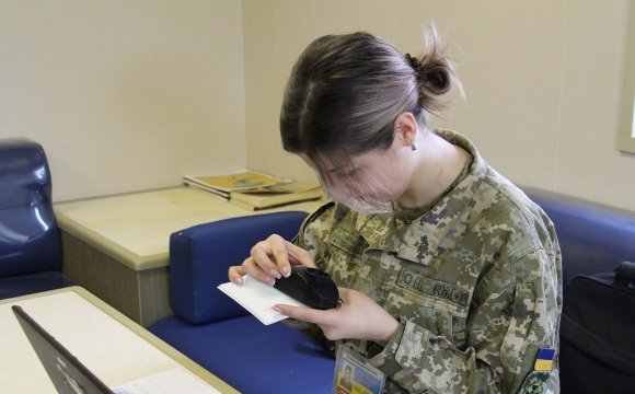 На «Домановому» викрили жінку, яка хотіла перетнути кордон з чужим паспортом