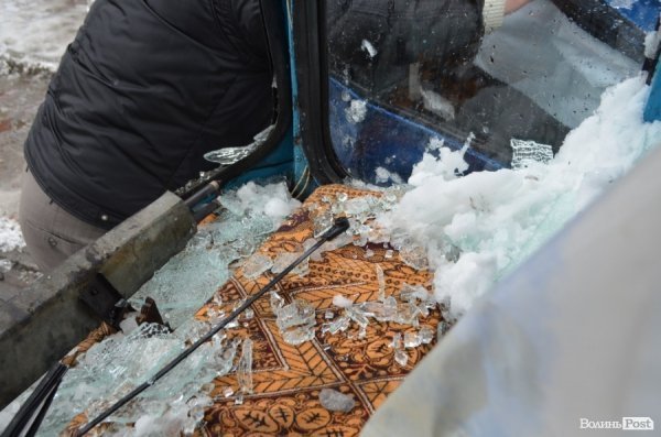 Аварія у Луцьку: авто в’їхало в тролейбус із пасажирами. ФОТО. ВІДЕО