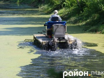 У канали луцького парку запустили «трактор-амфібію». ВІДЕО