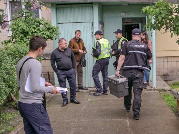У Києві в квартирі знайшли тіла подружжя і виснажену маленьку дитину