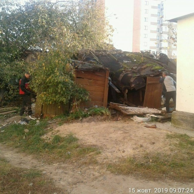 У Луцьку знесли занедбаний сарай, який люди перетворили на сміттєзвалище. ФОТО