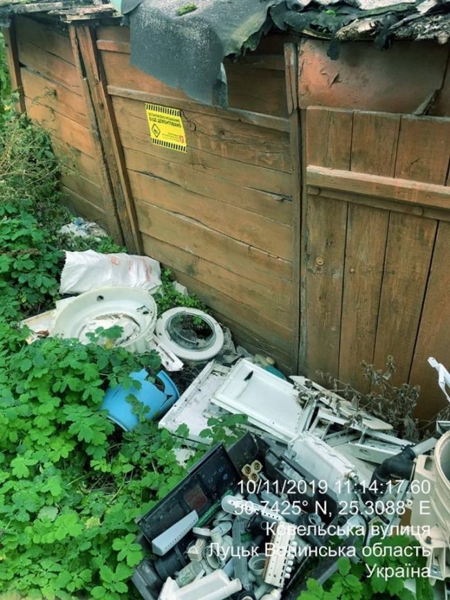 У Луцьку знесли занедбаний сарай, який люди перетворили на сміттєзвалище. ФОТО