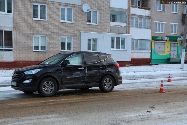 У місті на Волині зіткнулися бус і позашляховик, троє людей – у лікарні. ФОТО