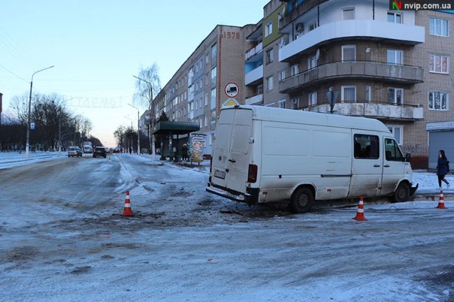У місті на Волині зіткнулися бус і позашляховик, троє людей – у лікарні. ФОТО