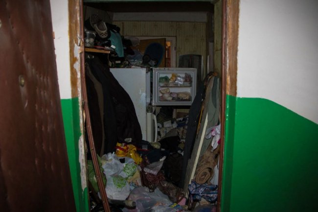 Лежав близько двох тижнів: у захаращеній квартирі виявили тіло чоловіка