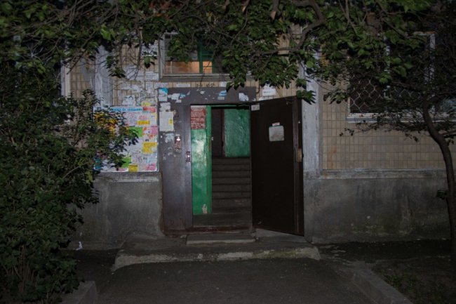 Лежав близько двох тижнів: у захаращеній квартирі виявили тіло чоловіка