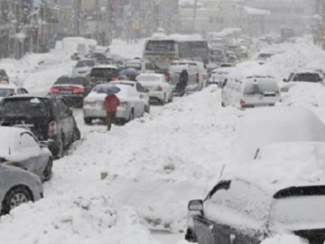 На Львівщині люди замерзали в 30-кілометровому заторі. ВІДЕО