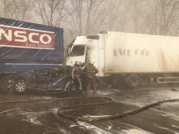 Загиблих із понівечених авто «вирізали» рятувальники: деталі моторошної аварії на трасі Київ-Ковель-Ягодин 