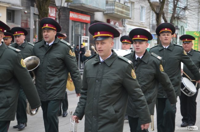 Флешмоб від військового оркестру у Луцьку: як Нацгвардія святкує п'ятиріччя. ФОТО