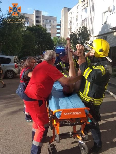 У Луцьку помер чоловік, якого винесли із палаючої квартири. ФОТО
