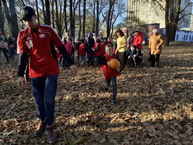 Їли кашу, грали хокей і змагалися: у Луцьку влаштували «Свято гарбуза». ФОТО