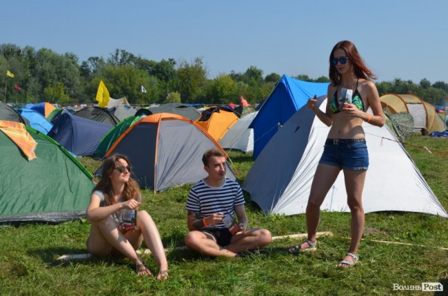 Спека в наметах і аншлаг у зоні купання: як фестивалить «Бандерштат». ФОТО