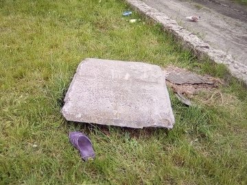 Волинянка впала у відкритий люк і загинула: повідомили деталі трагедії