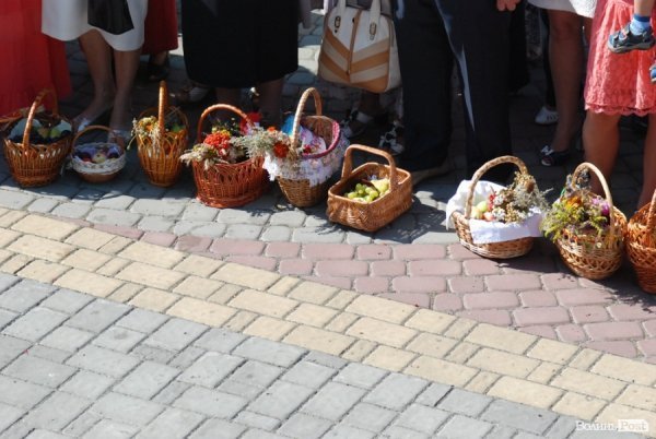 Як у Луцьку святили яблука та мед. ФОТО