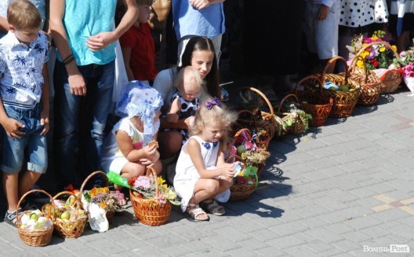 Як у Луцьку святили яблука та мед. ФОТО