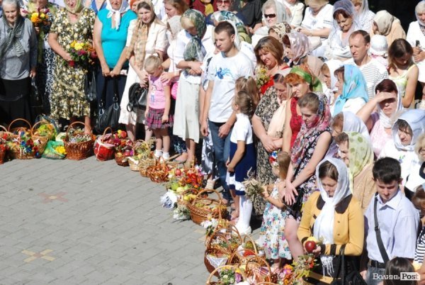 Як у Луцьку святили яблука та мед. ФОТО