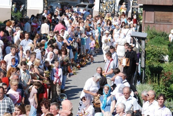 Як у Луцьку святили яблука та мед. ФОТО