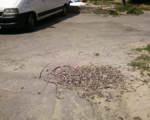 Небезпечну яму в Нововолинську засипали. ФОТО