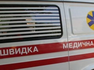 На Волині медики посеред дороги рятували чоловіка з інфарктом