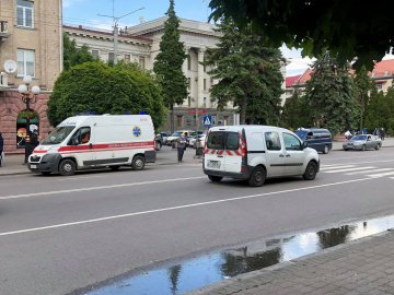 У центрі Луцька під колеса легковика потрапила літня жінка