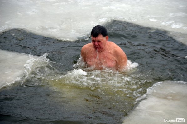 Лід, ополонка та Йорданська вода: Водохреще у Луцьку 