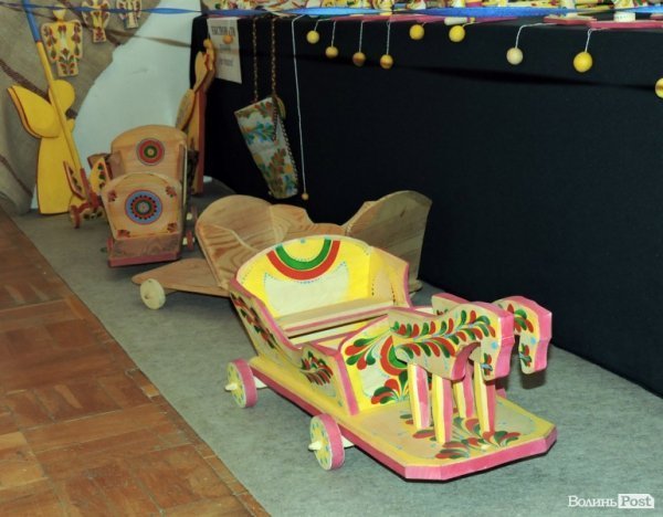 Лучани можуть відвідати унікальну виставку дерев'яних іграшок-забавок. ФОТО