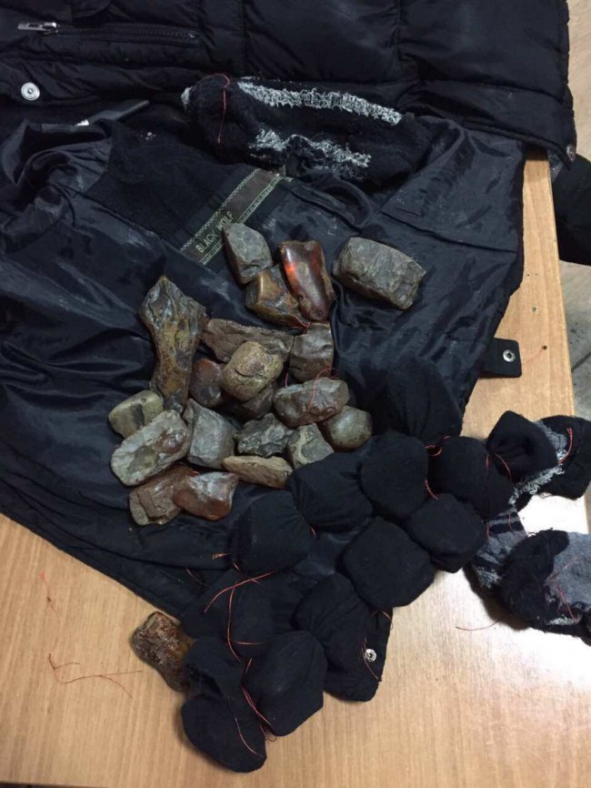 На Волині затримали контрабандиста з бурштином у шкарпетках