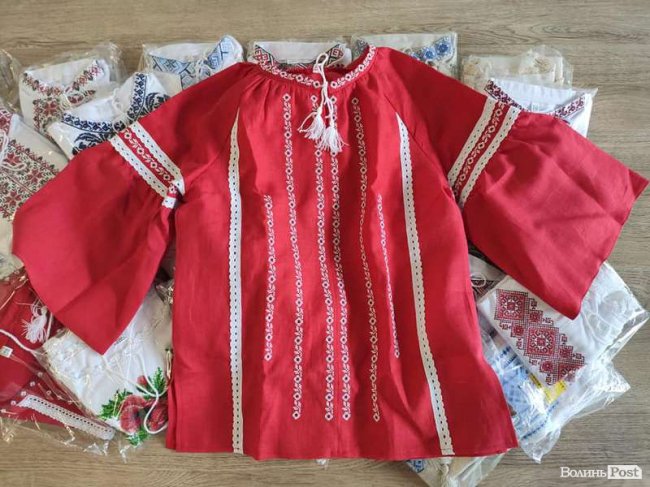 У Луцьку соціально незахищеним дітям подарували вишиванки. ФОТО