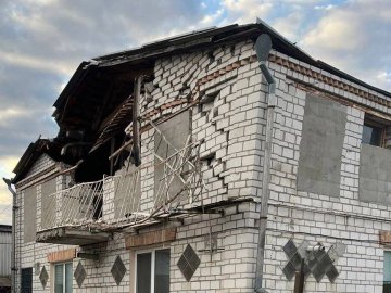 У поліції показали пошкоджений будинок і уламки російських ракет на Київщині