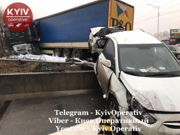 У Києві фура зі сплячим водієм влетіла у заправку, зносячи все на своєму шляху. ФОТО