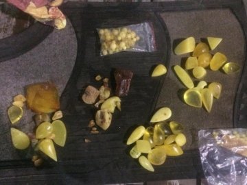 На волинському кордоні впіймали контрабандистку з бурштином. ФОТО