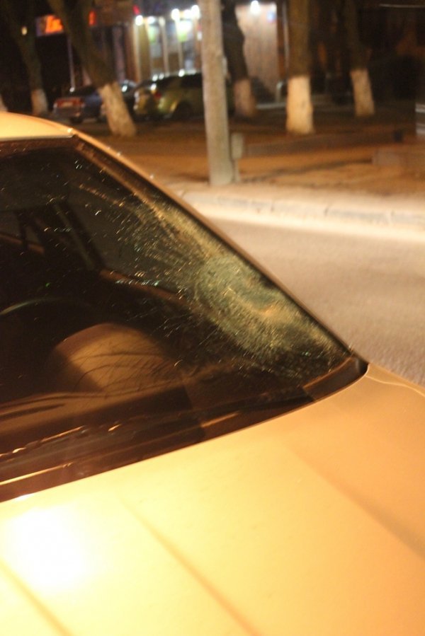 У центрі Луцька авто збило дівчину. ФОТО